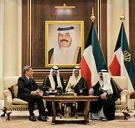 박진 외교부 장관이 18일(현지시간) 쿠웨이트에서 열린 ‘쿠웨이트 나와프 알 아흐마드 알 자베르 알 사바(Nawaf Al Ahmad Al Jaber Al Sabah) 국왕 서거 조문 행사’에 참석하여 미샬 알 아흐마드 알 자베르 알 사바(Mishal Al Ahmad Al Jaber Al Sabah) 신임 쿠웨이트 국왕 및 관계자들과 대화를 하고 있다.