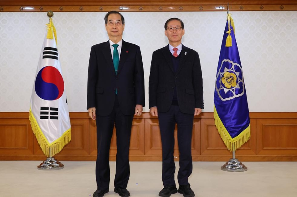 한덕수 국무총리가 20일 서울 종로구 정부서울청사에서 열린 ‘국가스포츠정책위 위원 위촉식’에서 조현재 서울올림픽기념 국민체육진흥공단 이사장과 기념촬영을 하고 있다.