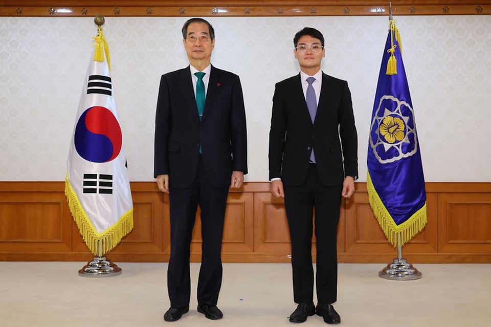 한덕수 국무총리가 20일 서울 종로구 정부서울청사에서 열린 ‘국가스포츠정책위 위원 위촉식’에서 김기한 서울대 체육교육과 교수와 기념촬영을 하고 있다.