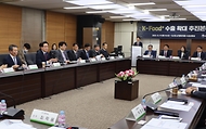 정황근 농림축산식품부 장관이 19일 서울 서초구 양재 에이티(at)센터에서 열린 ‘K-Food+ 수출 확대 추진본부 CEO 간담회’에 참석하고 있다.