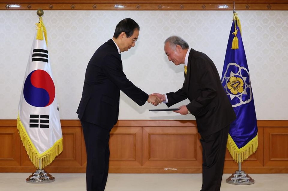 한덕수 국무총리가 20일 서울 종로구 정부서울청사에서 열린 ‘국가스포츠정책위 위원 위촉식’에서 이종각 전 체육과학연구원 원장에게 위촉장을 수여하고 있다.