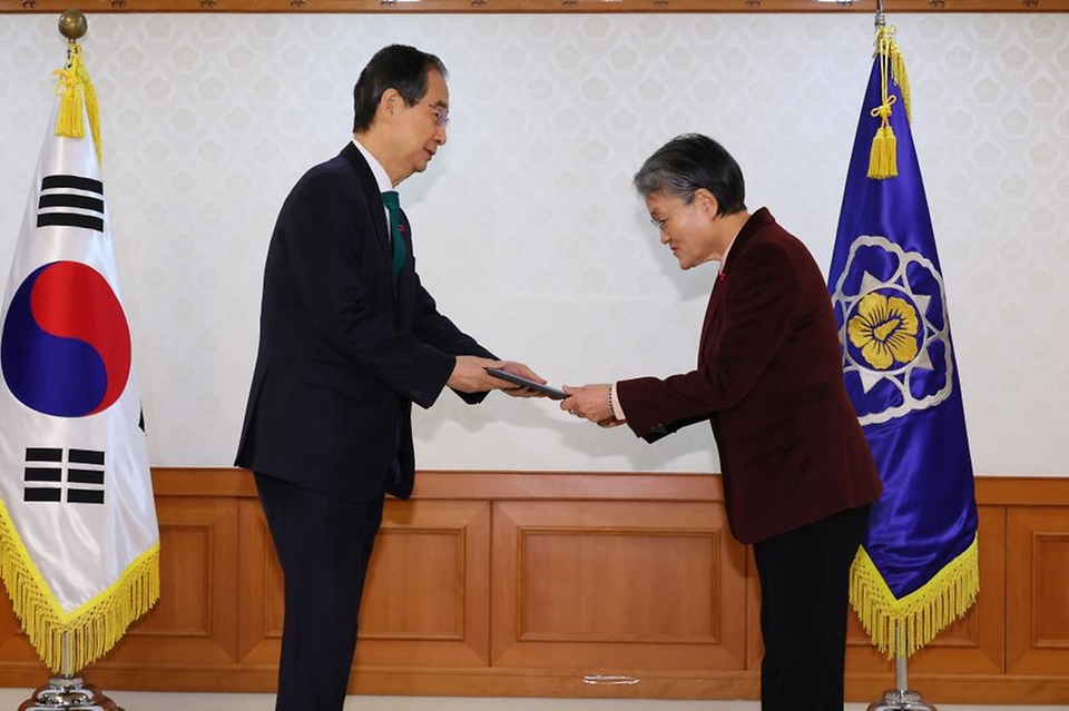 한덕수 국무총리가 20일 서울 종로구 정부서울청사에서 열린 ‘국가스포츠정책위 위원 위촉식’에서 이에리사 민간위원장에게 위촉장을 수여하고 있다.