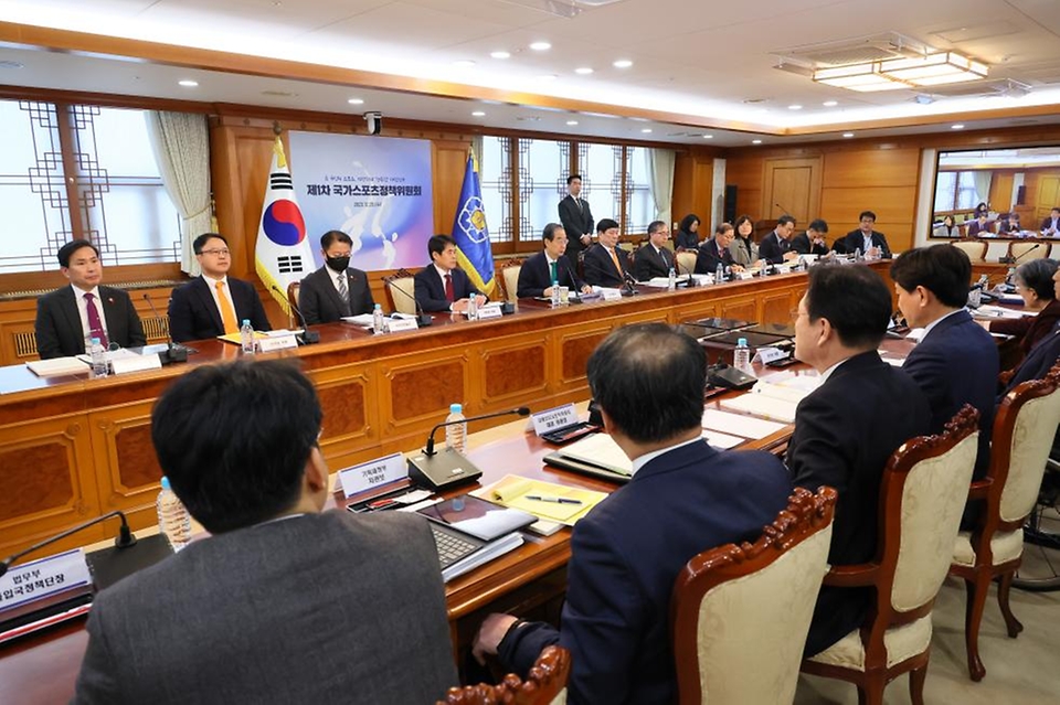 한덕수 국무총리가 20일 서울 종로구 정부서울청사에서 열린 ‘제1차 국가스포츠정책위원회’를 주재하고 있다.