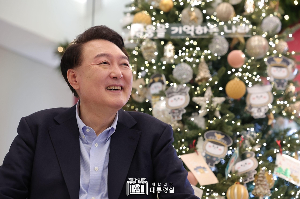 윤석열 대통령이 22일 서울 용산 대통령실 청사에서 열린 ‘히어로즈 패밀리와 함께하는 꿈과 희망의 크리스마스 행사’에서 어린이들을 바라보며 웃음 짓고 있다.