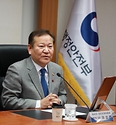 이상민 행정안전부 장관이 22일 서울 종로구 정부서울청사 중회의실에서 열린 ‘제 10기 정보공개위원회 위원 위촉식’을 주재하고 있다.
