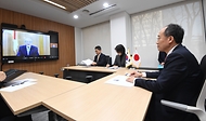 추경호 부총리 겸 기획재정부 장관이 21일 서울 영등포구 한국수출입은행에서 스즈키 &#xc28c;이치(Suzuki Shunichi) 일본 재무장관과 화상 면담을 하고 있다.
