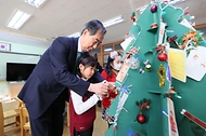 한덕수 국무총리가 22일 경기도 성남시 성남장안초등학교에서 시범 운영 중인 늘봄학교를 방문해 어린이들과 함께 크리스마스 카드를 만들어 트리에 장식하고 있다.