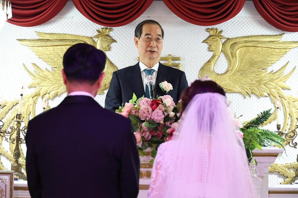 한덕수 국무총리가 24일 경남 창원시 신신예식장에서 결혼식을 올리는 부부를 위해 깜짝 주례를 하고 있다.