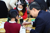 한덕수 국무총리가 22일 경기도 성남시 성남장안초등학교에서 시범 운영 중인 늘봄학교를 방문해 어린이들과 함께 크리스마스 카드를 만들고 있다.