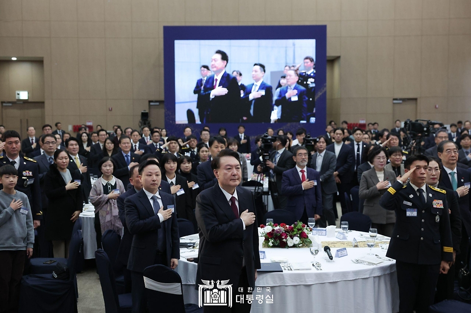 윤석열 대통령이 26일 세종 세종컨벤션센터에서 열린 ‘제9회 대한민국 공무원상 시상식’에서 국기에 대한 경례를 하고 있다.