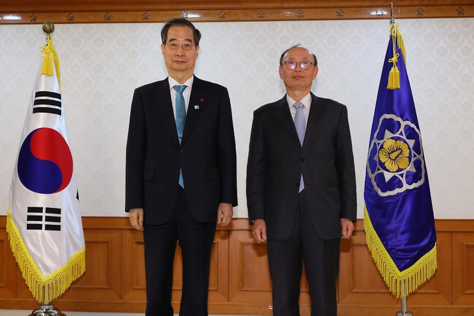 한덕수 국무총리가 22일 세종대로 정부서울청사에서 열린 제1차 바이오헬스혁신위원회 위촉식에서 민간위원과 기념촬영을 하고 있다.