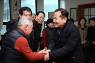 이상민 행정안전부 장관이 22일 경기 과천시 행정복지센터에 마련된 경로당에서 어르신들과 인사하고 있다.