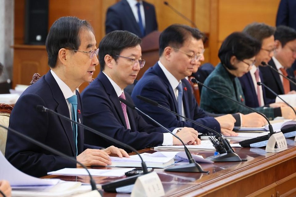 한덕수 국무총리가 22일 서울 종로구 정부서울청사에서 열린 ‘제1차 바이오헬스혁신위원회’를 주재하고 있다.