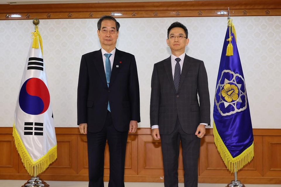 한덕수 국무총리가 22일 세종대로 정부서울청사에서 열린 제1차 바이오헬스혁신위원회 위촉식에서 민간위원과 기념촬영을 하고 있다.