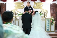 한덕수 국무총리가 24일 경남 창원시 신신예식장에서 결혼식을 올리는 부부를 위해 깜짝 주례를 하고 있다.
