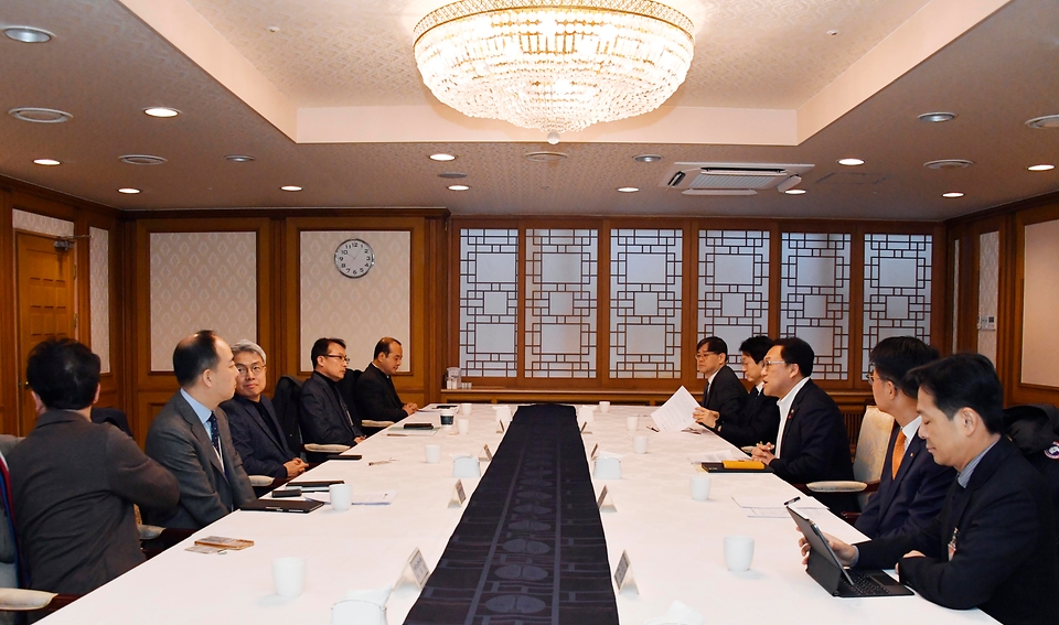 김병환 기획재정부 차관이 22일 서울 종로구 정부서울청사에서 열린 ‘2024년 경제정책방향 관련 전문가 간담회’를 주재하고 있다.
