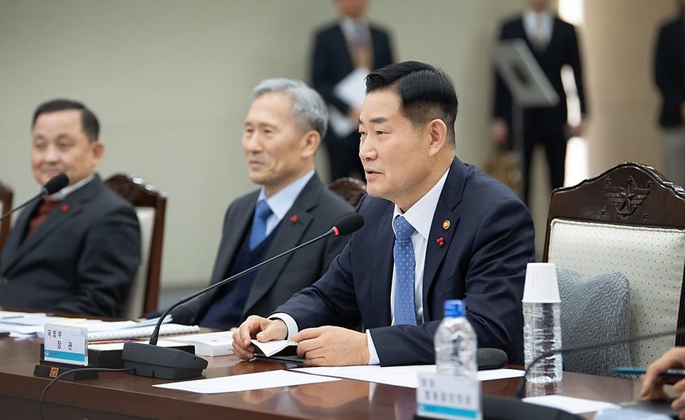 신원식 국방부 장관이 22일  서울 용산구 국방부 청사에서 열린 ‘23년 국방혁신 4.0 추진평가 회의’를 주재하고 있다.