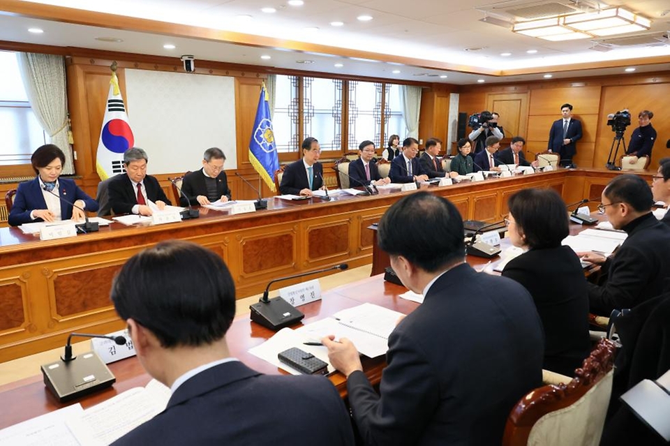 한덕수 국무총리가 22일 서울 종로구 정부서울청사에서 열린 ‘제1차 바이오헬스혁신위원회’를 주재하고 있다.