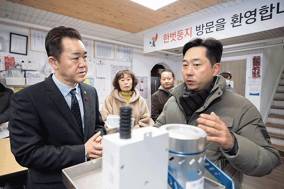 임상준 환경부 차관이 22일 서울 마포구 한벗둥지에서 실내 공기 질 측정 결과를 확인하고 있다.