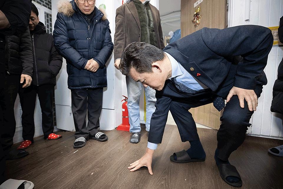 임상준 환경부 차관이 22일 서울 마포구 한벗둥지에서 실내 바닥재를 만져보며 점검하고 있다.