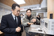임상준 환경부 차관이 22일 서울 마포구 한벗둥지에서 실내 공기 질 측정 결과를 확인하고 있다.