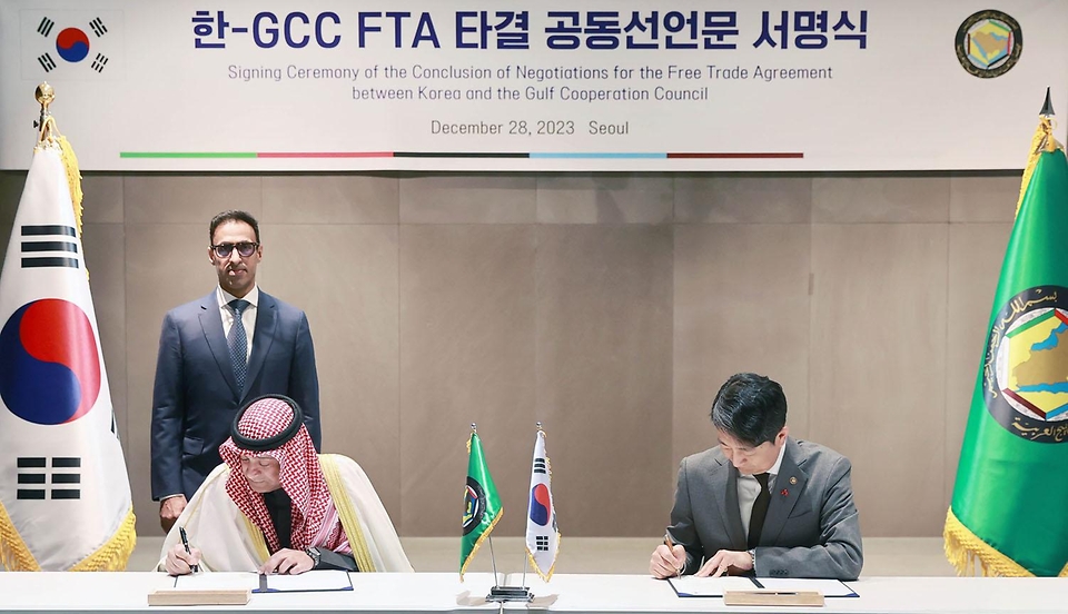 안덕근 산업통상자원부 통상교섭본부장이 28일 서울 강남구 한국무역협회에서 열린 ‘한-GCC FTA 타결 공동선언문 서명식’에서 자심 모하메드 알 부다이위(Jassim Muhammad Al-Budaiwi) GCC(걸프협력이사회) 사무총장과 서명을 하고 있다.