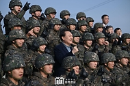 윤석열 대통령이 28일 경기 연천군 육군 5사단 열쇠전망대에서 장병들과 기념촬영을 하고 있다.