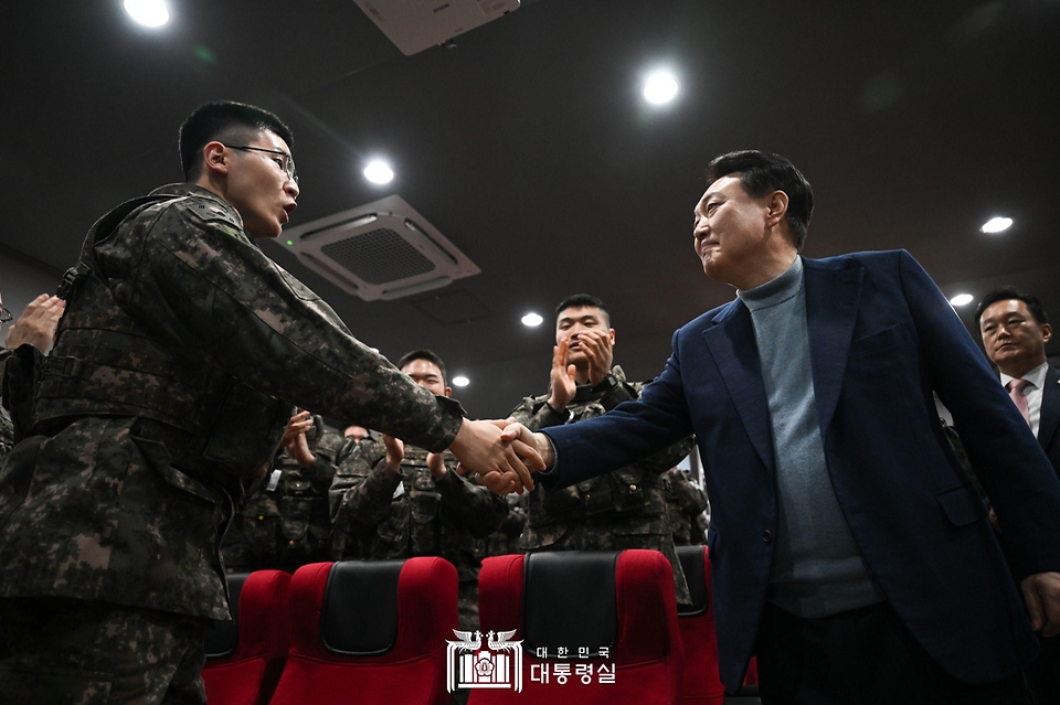 윤석열 대통령이 28일 경기 연천군 육군 5사단 열쇠전망대에서 장병들과 악수하며 격려하고 있다.