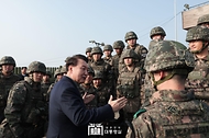윤석열 대통령이 28일 경기 연천군 육군 5사단 열쇠전망대에서 장병들을 격려하고 있다.