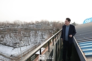 윤석열 대통령이 28일 경기 연천군 육군 5사단 열쇠전망대에서 군사대비태세를 점검하고 있다.