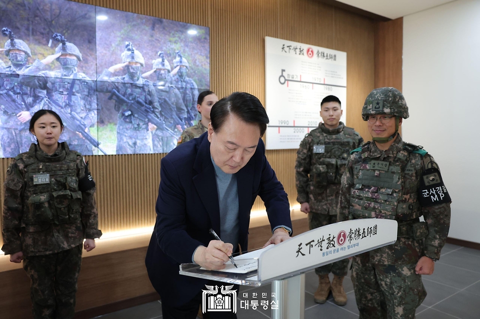 윤석열 대통령이 28일 경기 연천군 육군 5사단 열쇠전망대에서 방명록을 작성하고 있다.