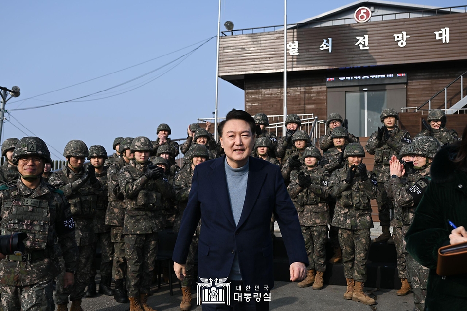 윤석열 대통령이 28일 경기 연천군 육군 5사단 열쇠전망대에서 이동하고 있다.