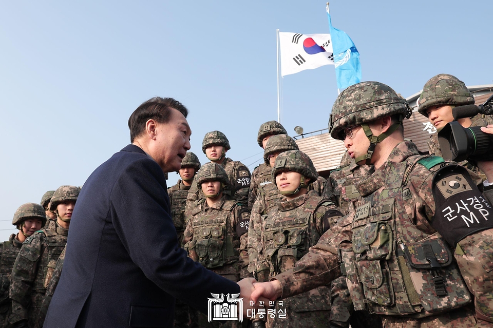윤석열 대통령이 28일 경기 연천군 육군 5사단 열쇠전망대에서 장병들과 악수하며 격려하고 있다.