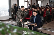 윤석열 대통령이 28일 경기 연천군 육군 5사단 열쇠전망대에서 전방지형에 대한 보고를 듣고 있다.