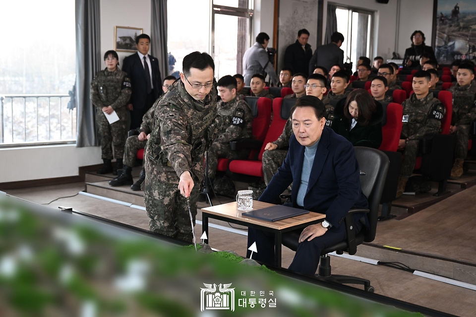 윤석열 대통령이 28일 경기 연천군 육군 5사단 열쇠전망대에서 전방지형에 대한 보고를 듣고 있다.