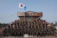 윤석열 대통령이 28일 경기 연천군 육군 5사단 열쇠전망대에서 장병들과 파이팅 포즈를 하며 기념촬영을 하고 있다.