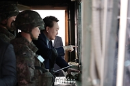 윤석열 대통령이 28일 경기 연천군 육군 5사단 열쇠전망대에서 군사대비태세를 점검하고 있다.