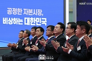 윤석열 대통령이 2일 서울 영등포구 여의도 한국거래소에서 열린 ‘2024 증권·파생상품시장 개장식’에서 참석자들과 박수를 치고 있다.
