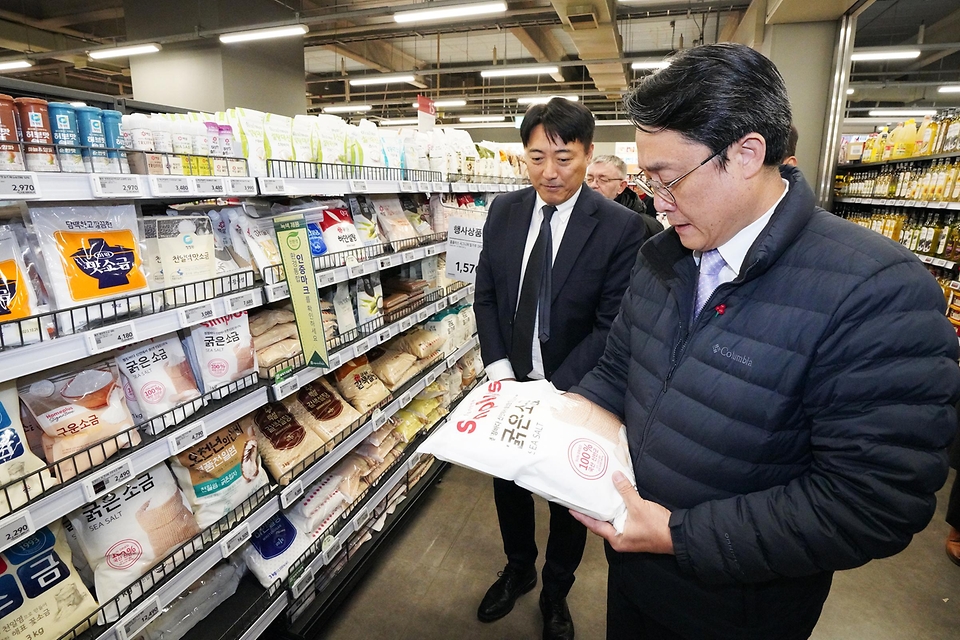 강도형 신임 해양수산부 장관은 1일 서울시 홈플러스 강서점에 방문하여 정부 비축 천일염 상품 판매 현황을 점검하고 있다. 