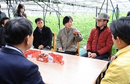 송미령 농림축산식품부 장관이 2일 충남 부여군 시설 농가를 방문하여 농업인의 경영 애로사항을 청취하고 함께 의견을 나누고 있다.