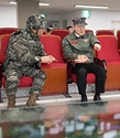 신원식 국방부 장관은 1일 해병대 제2사단(청룡부대)에 방문해 정종범 해병대 제2사단장과 대비태세를 점검하고 있다.