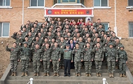 신원식 국방부 장관은 1일 해병대 제2사단(청룡부대)에 방문해 정종범 해병대 제2사단장 및 장병들과 기념촬영을 하고 있다.