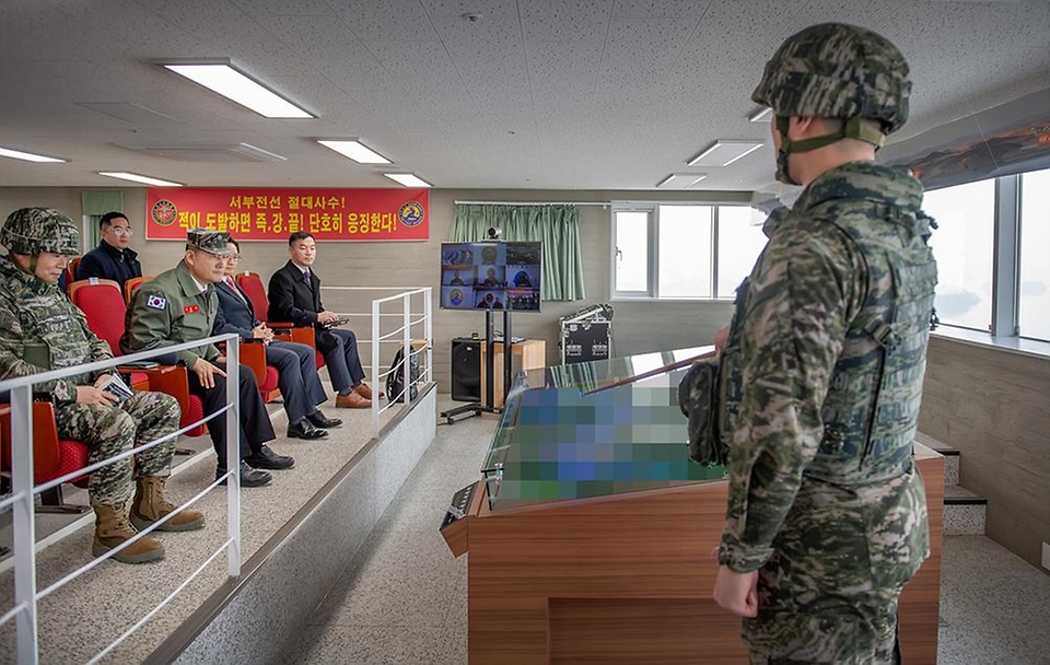 신원식 국방부 장관은 1일 해병대 제2사단(청룡부대)에 방문해 대비태세를 점검하고 있다.