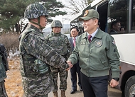 신원식 국방부 장관은 1일 해병대 제2사단(청룡부대)에 방문해 군 간부와 인사를 나누고 있다.