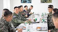 신원식 국방부 장관은 1일 해병대 제2사단(청룡부대)에 방문해 장병들과 식사하며 담소를 나누고 있다.