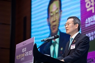 이종호 과학기술정보통신부 장관이 5일 서울 영등포구 콘래드호텔에서 열린 ‘제5회 혁신형 소형모듈원자로(SMR) 국회 포럼’에서 축사하고 있다. 