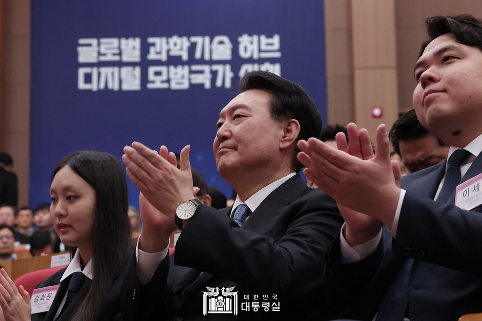 윤석열 대통령이 5일 성북구 한국과학기술연구원(KIST)에서 열린 ‘2024년 과학기술인·정보방송통신인 신년 인사회’에서 박수치고 있다. 