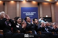 윤석열 대통령이 5일 서울 성북구 한국과학기술연구원(KIST)에서 열린 ‘2024년 과학기술인·정보방송통신인 신년 인사회’에서 축하공연을 보며 박수치고 있다. 