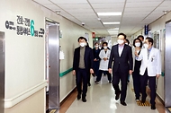 조규홍 보건복지부 장관이 5일 간호·간병 통합서비스를 제공하는 서울 영등포구 성애의료재단 성애병원을 방문해 시설을 둘러보고 있다. 