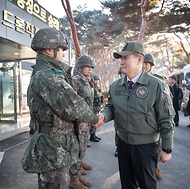 신원식 국방부 장관이 8일 경기 포천시 드론작전사령부를 방문해 장병들을 격려하고 있다. 